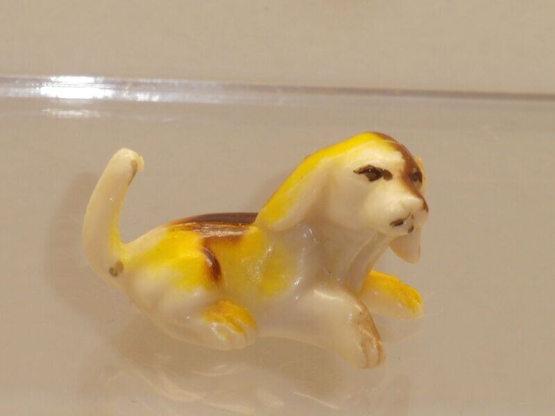 Ü-Ei-Alt-Figuren vor 1981:
Hunde: Dackel liegend Ü-Ei-Alt-Figuren vor 1981:
Hunde: Dackel liegend