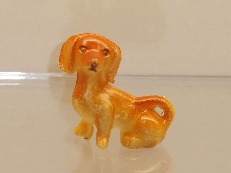 Ü-Ei-Alt-Figuren vor 1981:
Hunde: Dackel sitzend Ü-Ei-Alt-Figuren vor 1981:
Hunde: Dackel sitzend