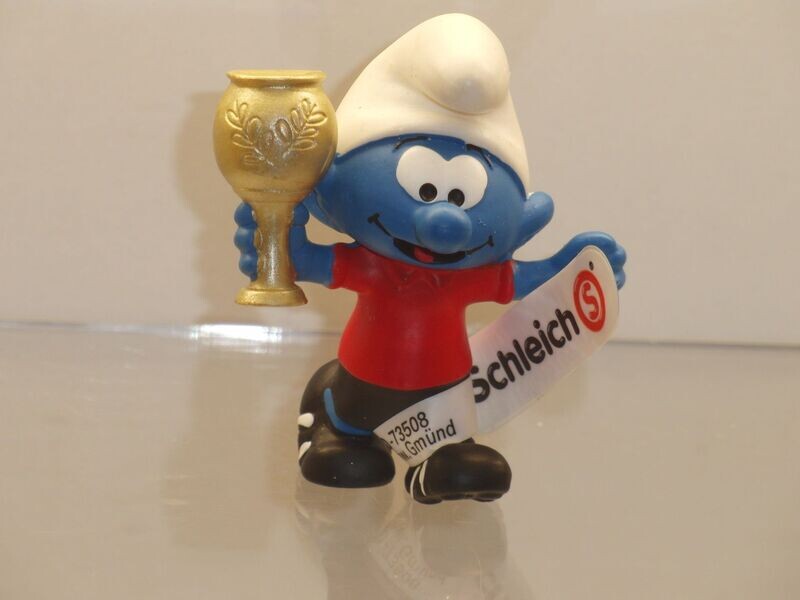 Schlumpf mit Trophäe 2.0807
