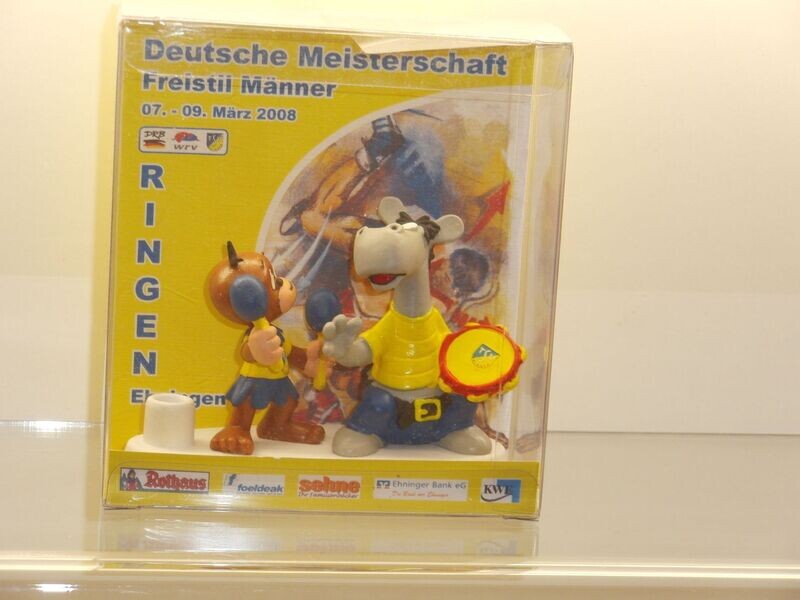 Äffle & Pferdle: Schreibtisch-Set (Stifthalter) mit Äffle und Pferdle als Musiker; Werbefiguren für die Deutsche Meisterschaft im Freistil Ringen 2008; in Verpackung