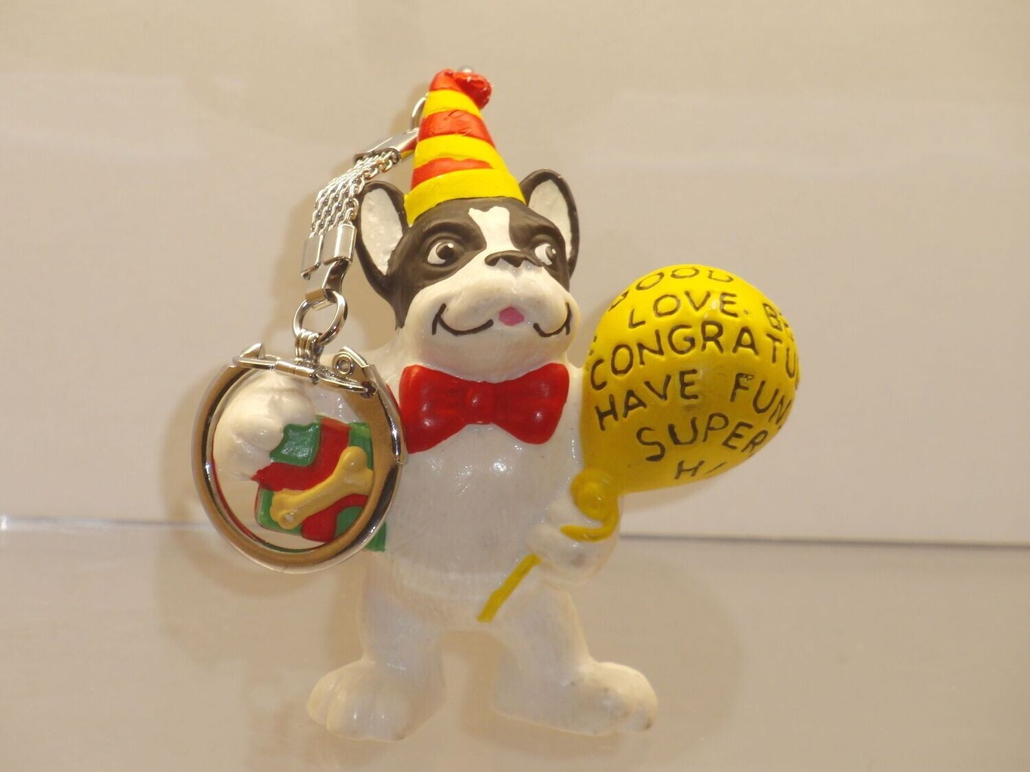 Bully Hund: Bullyland: Bully mit Luftballon und Geschenk (Schlüsselanhänger)