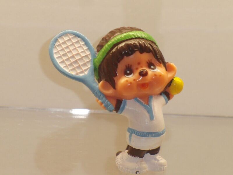 Monchhichi: Sekiguchi 1979: Junge mit Tennisschläger beim Aufschlag Monchhichi: Sekiguchi 1979: Junge mit Tennisschläger beim Aufschlag