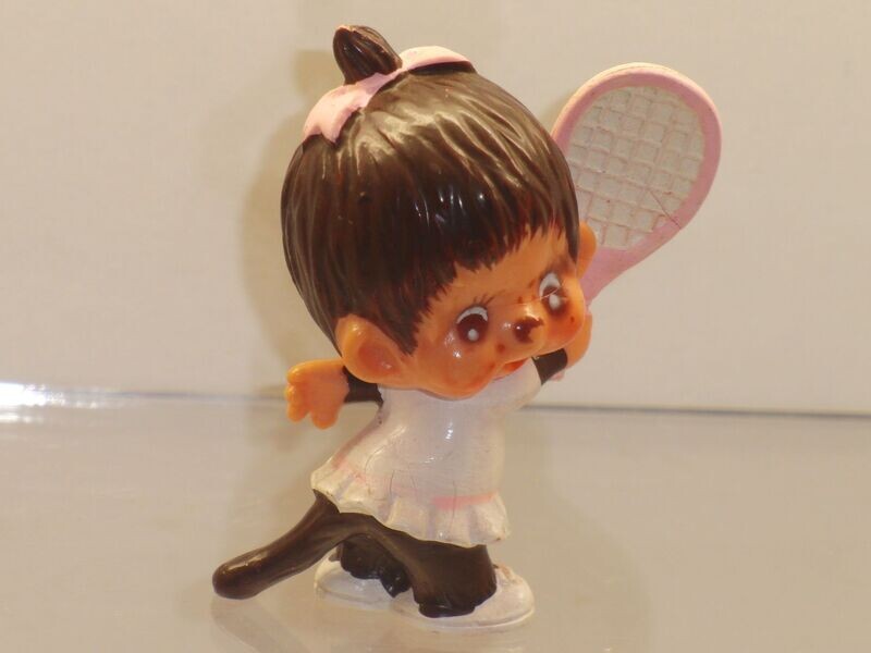 Monchhichi: Sekiguchi 1979: Mädchen mit Tennisschläger Monchhichi: Sekiguchi 1979: Mädchen mit Tennisschläger