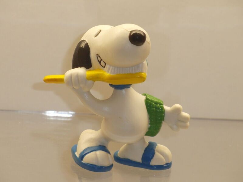 Snoopy/Peanuts: Schleich 2. Serie ab 80er Jahre: Snoopy mit Zahnbürste Snoopy/Peanuts: Schleich 2. Serie ab 80er Jahre: Snoopy mit Zahnbürste
