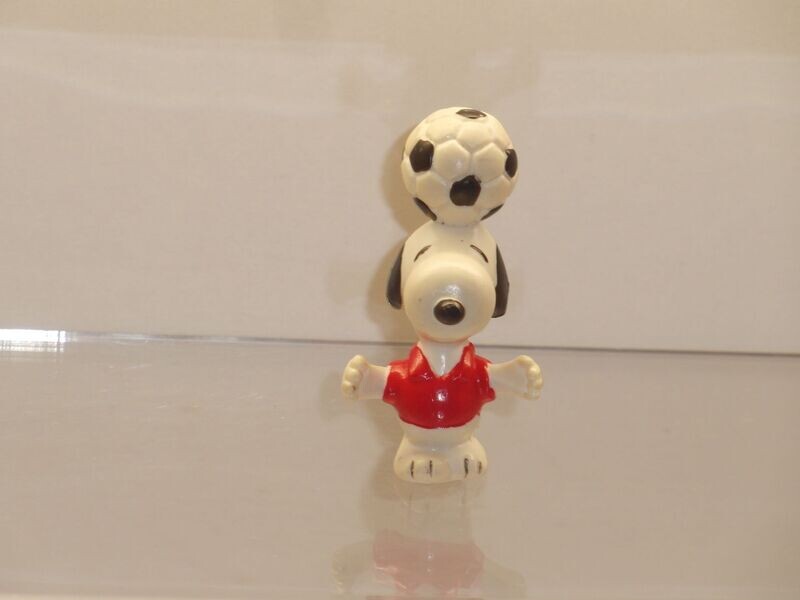 Snoopy/Peanuts: 80er Jahre: Snoopy mit Fußball (zum Aufsetzen auf Bleistift) Snoopy/Peanuts: 80er Jahre: Snoopy mit Fußball (zum Aufsetzen auf Bleistift)