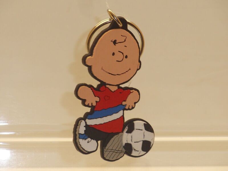 Snoopy/Peanuts: Schleich: Charlie Brown als Fußballer (Flachfigur als Schlüsselanhänger Snoopy/Peanuts: Schleich: Charlie Brown als Fußballer (Flachfigur als Schlüsselanhänger