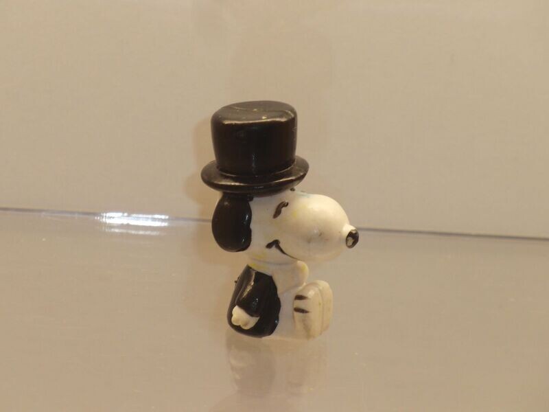 Snoopy/Peanuts: 80er Jahre: Snoopy als Bräutigam (zum Aufsetzen auf Bleistift) Snoopy/Peanuts: 80er Jahre: Snoopy als Bräutigam (zum Aufsetzen auf Bleistift)