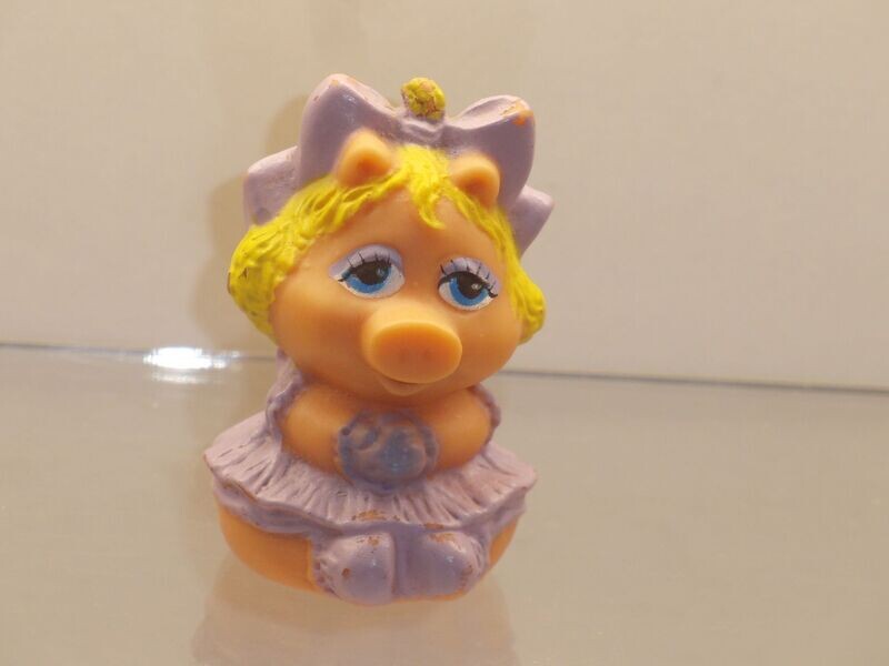 Muppet Babies: Avon 80er Jahre: Baby Piggy sitzend (Hohlkörperfigur) Muppet Babies: Avon 80er Jahre: Baby Piggy sitzend (Hohlkörperfigur)