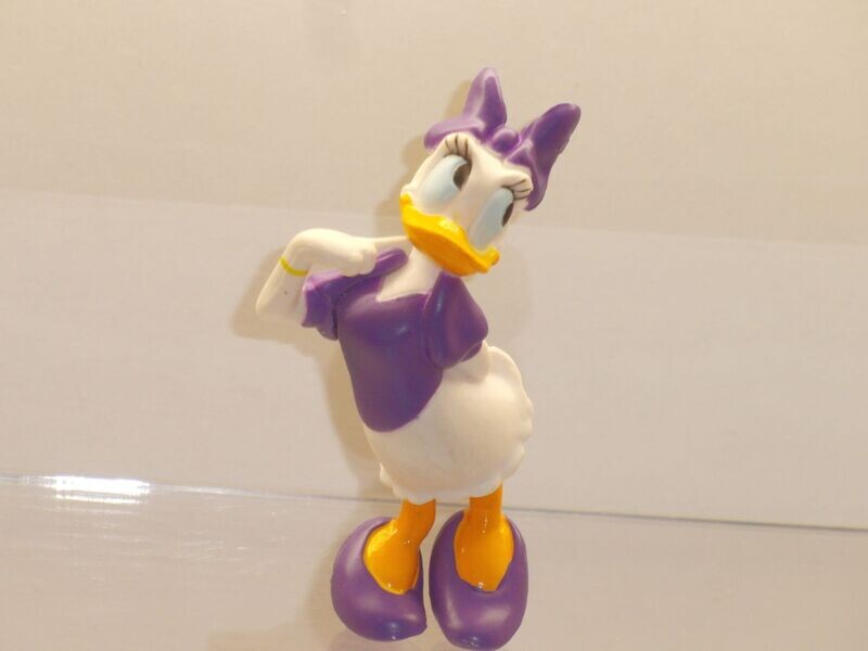 Disney Daisy Duck: ca. 90er Jahre: Daisy stehend, Bluse lila Disney Daisy Duck: ca. 90er Jahre: Daisy stehend, Bluse lila