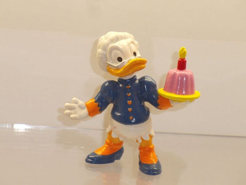 Disney: Bully CE-Zeichen: Oma Duck mit Torte Disney: Bully CE-Zeichen: Oma Duck mit Torte