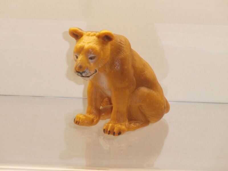 Schleich: 14037 Löwin sitzend (orangenes Grundmaterial) Schleich: 14037 Löwin sitzend (orangenes Grundmaterial)