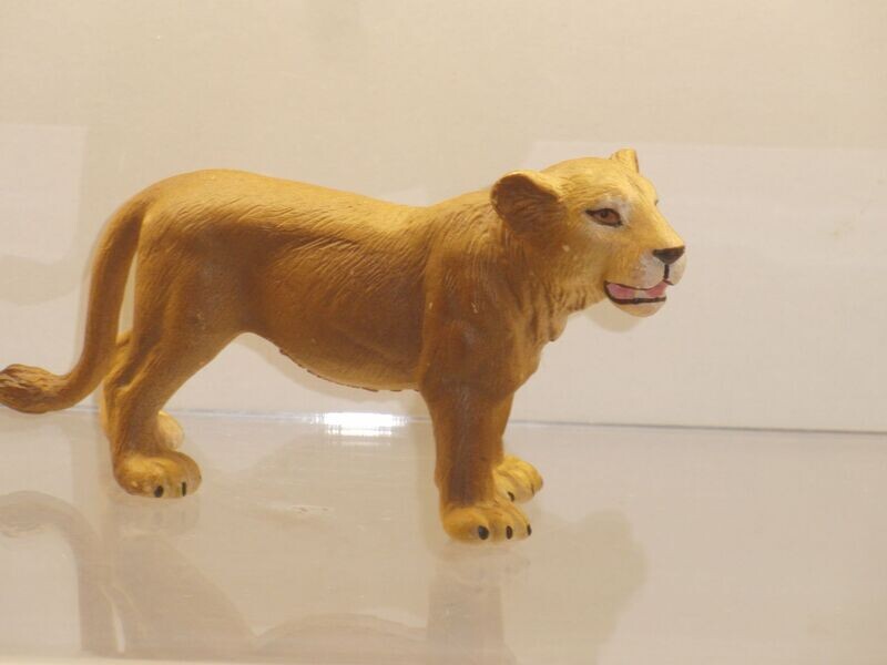 Schleich: 14184 Löwin stehend