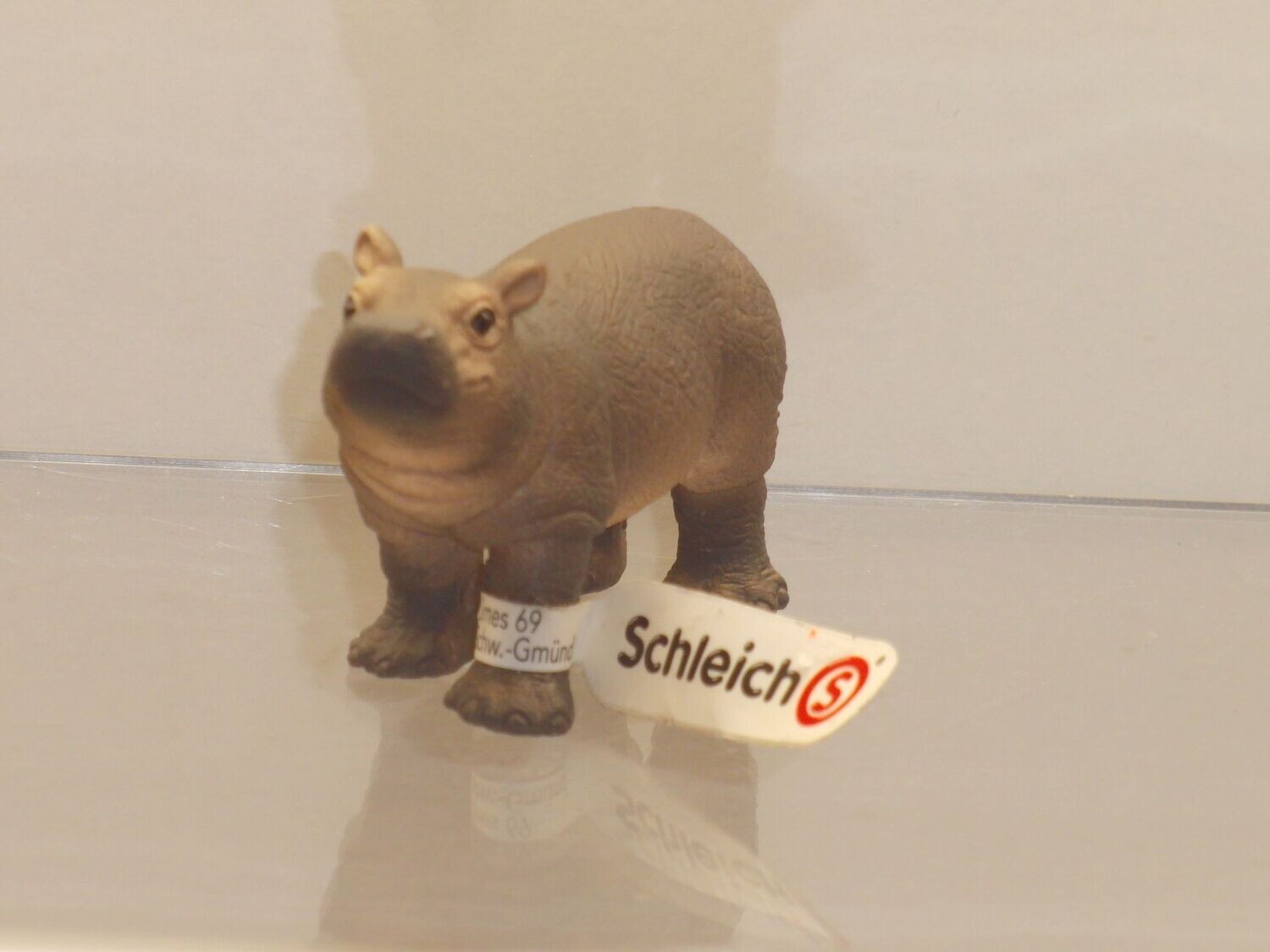 Schleich: 14831 Flußpferd Junges stehend mit Fähnchen