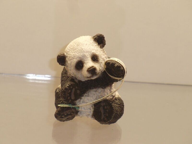 Schleich: 14734 Großer Panda Jungtier spielend mit Fähnchen Schleich: 14734 Großer Panda Jungtier spielend mit Fähnchen