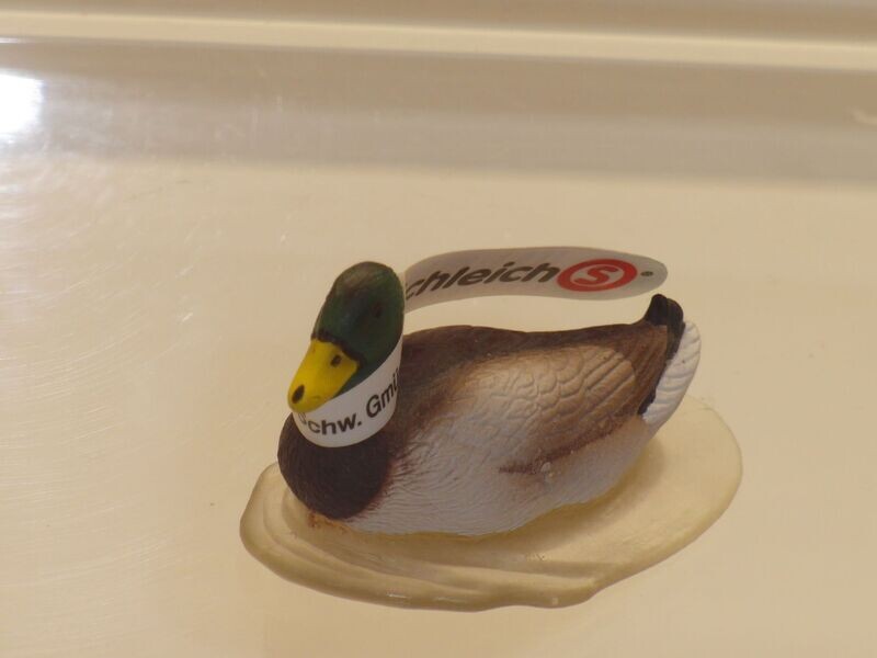 Schleich: 13727 Erpel schwimmend mit Fähnchen Schleich: 13727 Erpel schwimmend mit Fähnchen