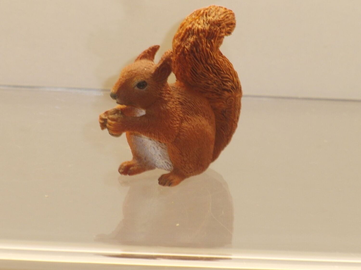 Schleich: 14684 Eichhörnchen fressend