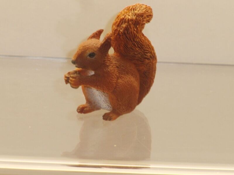 Schleich: 14684 Eichhörnchen fressend Schleich: 14684 Eichhörnchen fressend