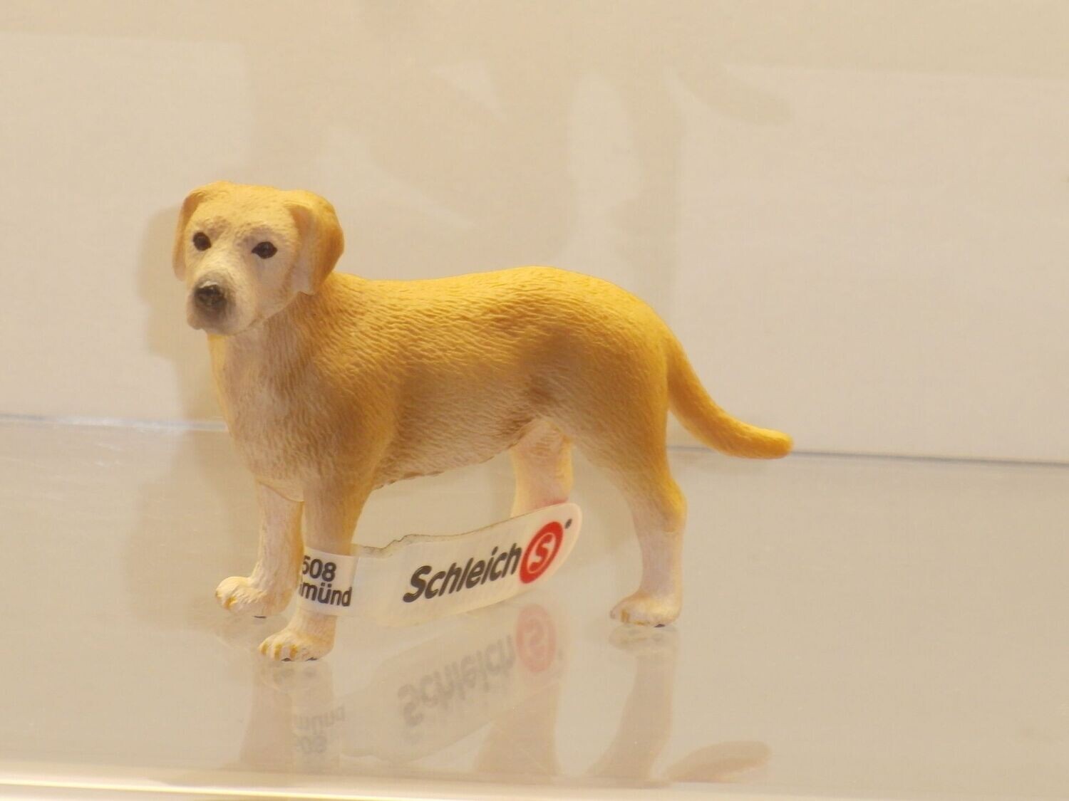 Schleich: 16386 Labrador Rüde mit Fähnchen