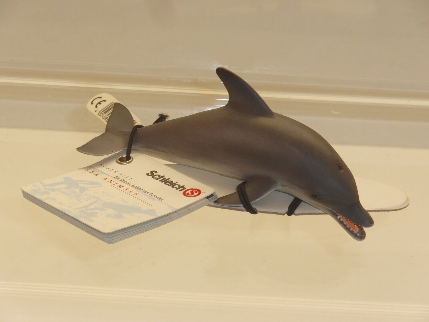 Schleich: 16088 Delphin 1:32 mit Fähnchen und Kärtchen