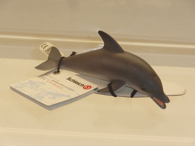 Schleich: 16088 Delphin 1:32 mit Fähnchen und Kärtchen Schleich: 16088 Delphin 1:32 mit Fähnchen und Kärtchen