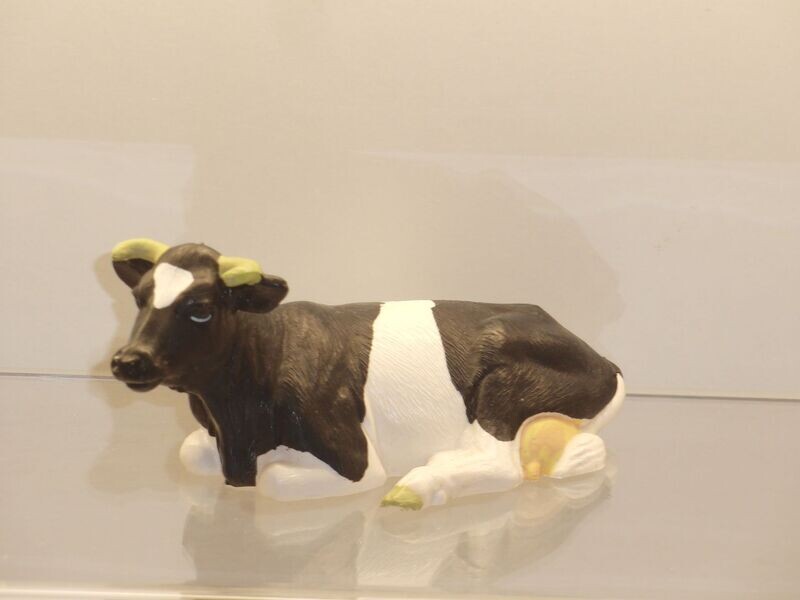 Schleich: 13211 Kuh schwarz/weiß liegend Schleich: 13211 Kuh schwarz/weiß liegend
