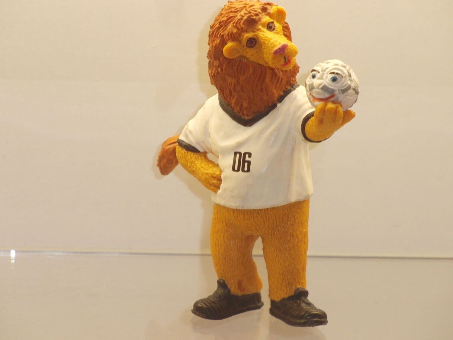 Werbefiguren: Fußball WM 2000 Deutschland: Maskottchen Goleo mit Ball in der Hand von Bully