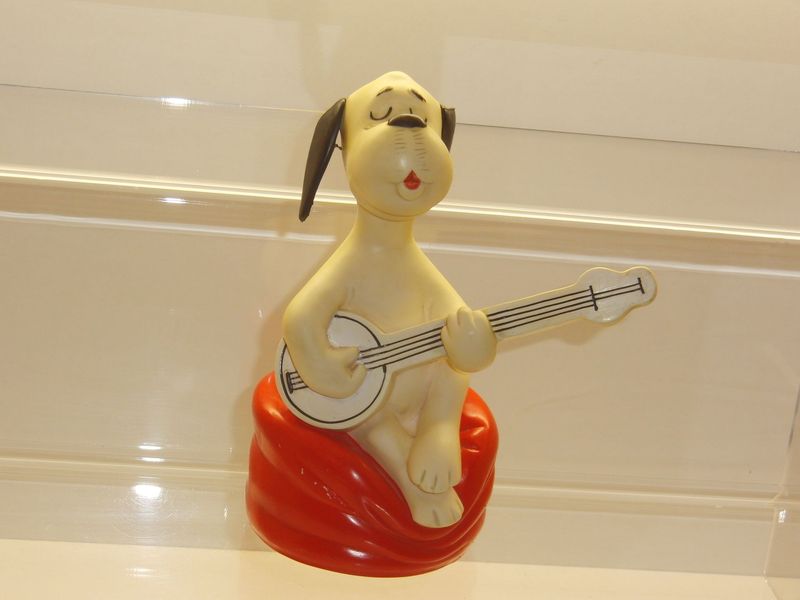 Werbefiguren: Loriot's Wum und Wendelin: Goebel 80er Jahre: Wum auf Sitzkissen mit Mandoline ca. 18cm