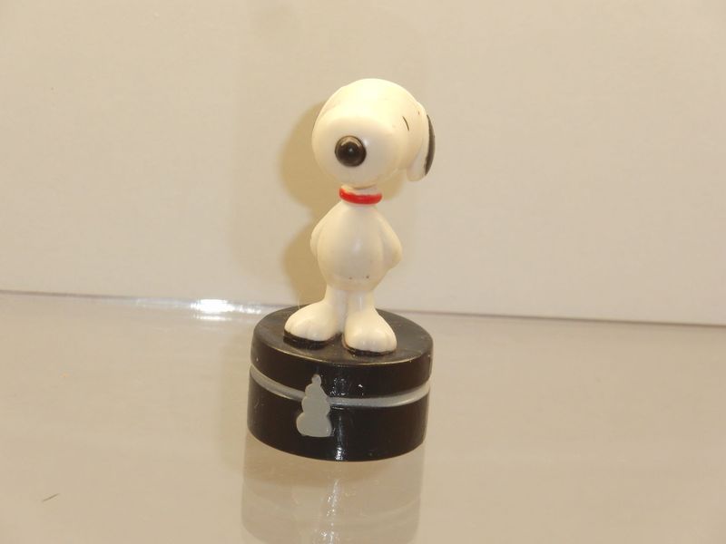 Snoopy/Peanuts: 90er/2000er Jahre: Snoopy auf Sockel (Schachfigur) Snoopy/Peanuts: 90er/2000er Jahre: Snoopy auf Sockel (Schachfigur)
