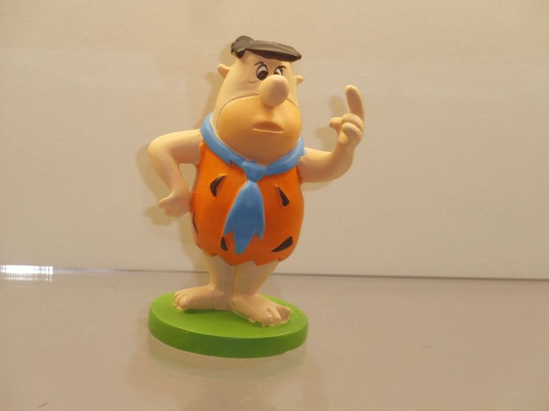Familie Feuerstein: Retro-Serie aus Kunststein: Fred, linke Hand gehoben Familie Feuerstein: Retro-Serie aus Kunststein: Fred, linke Hand gehoben