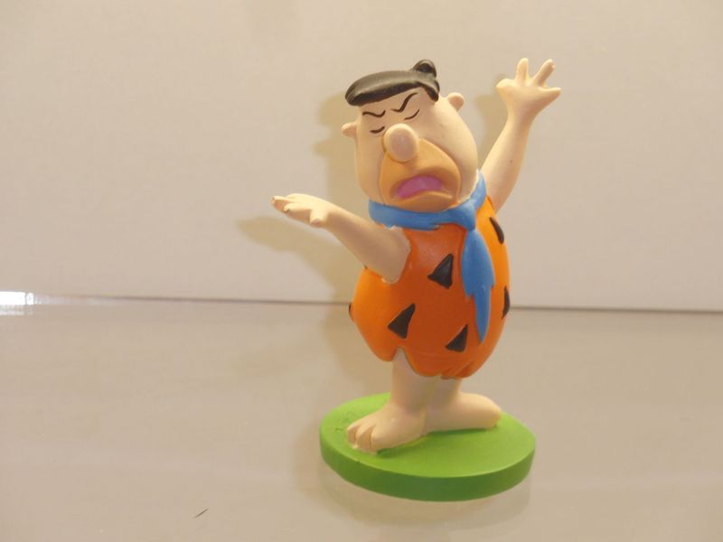 Familie Feuerstein: Retro-Serie aus Kunststein: Fred, Arme ausgebreitet Familie Feuerstein: Retro-Serie aus Kunststein: Fred, Arme ausgebreitet