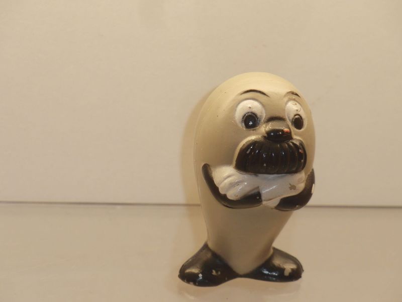 Werbefiguren: HR-Fernsehen: Onkel Otto: Goebel 1965: Onkel Otto klein mit verschränkten Armen (Hohlkörper-Figur)