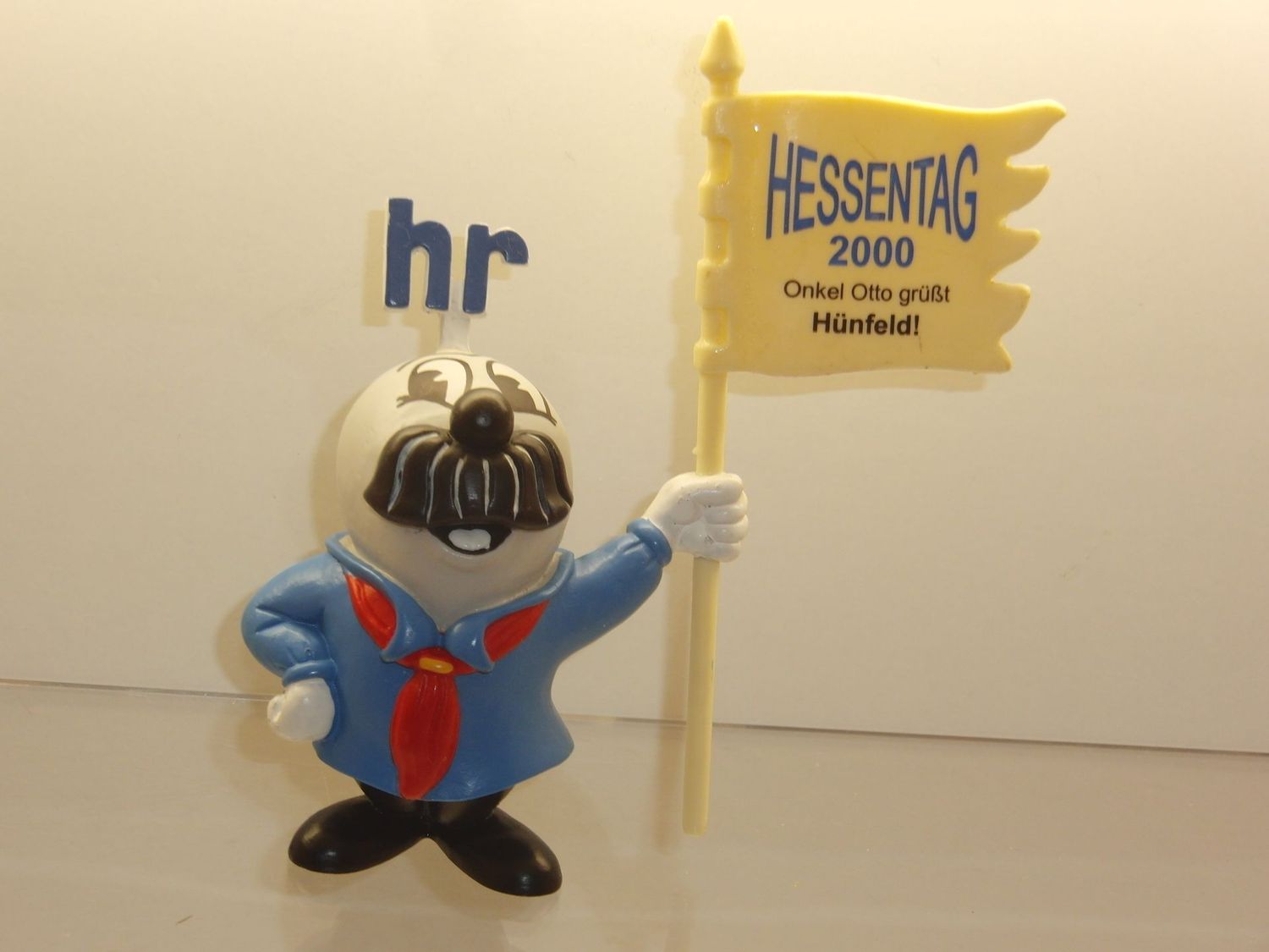 Werbefiguren: HR-Fernsehen: Onkel Otto: Schleich 2000er Jahre: Onkel Otto mit Werbefahne Hessentag 2000 Hünfeld