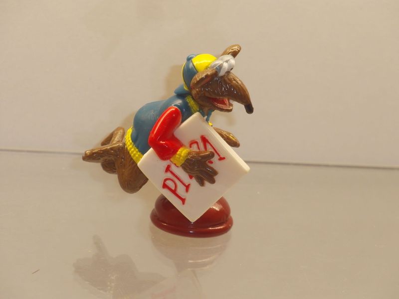 Muppet Show: 90er Jahre: Schachfigur: Rizzo mit Pizza (roter Sockel) Muppet Show: 90er Jahre: Schachfigur: Rizzo mit Pizza (roter Sockel)