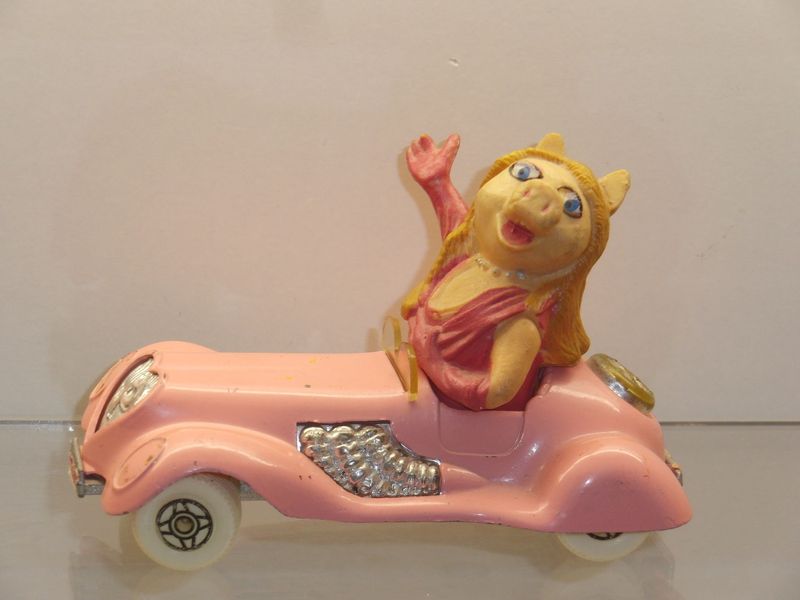 Muppet Show: Corgi 1979: Miss Piggy im rosa Auto Muppet Show: Corgi 1979: Miss Piggy im rosa Auto