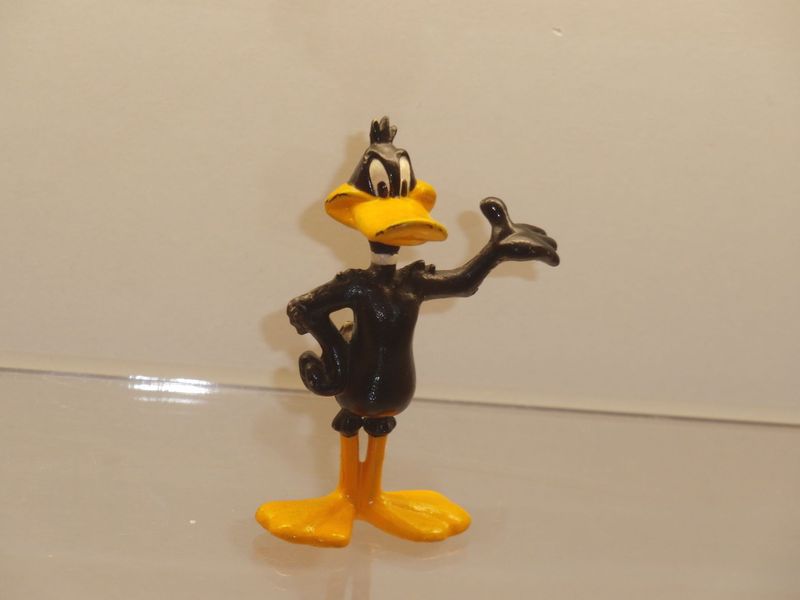 Bugs Bunny & Co.: 90er Jahre: Daffy Duck, linke Hand gehoben Bugs Bunny & Co.: 90er Jahre: Daffy Duck, linke Hand gehoben