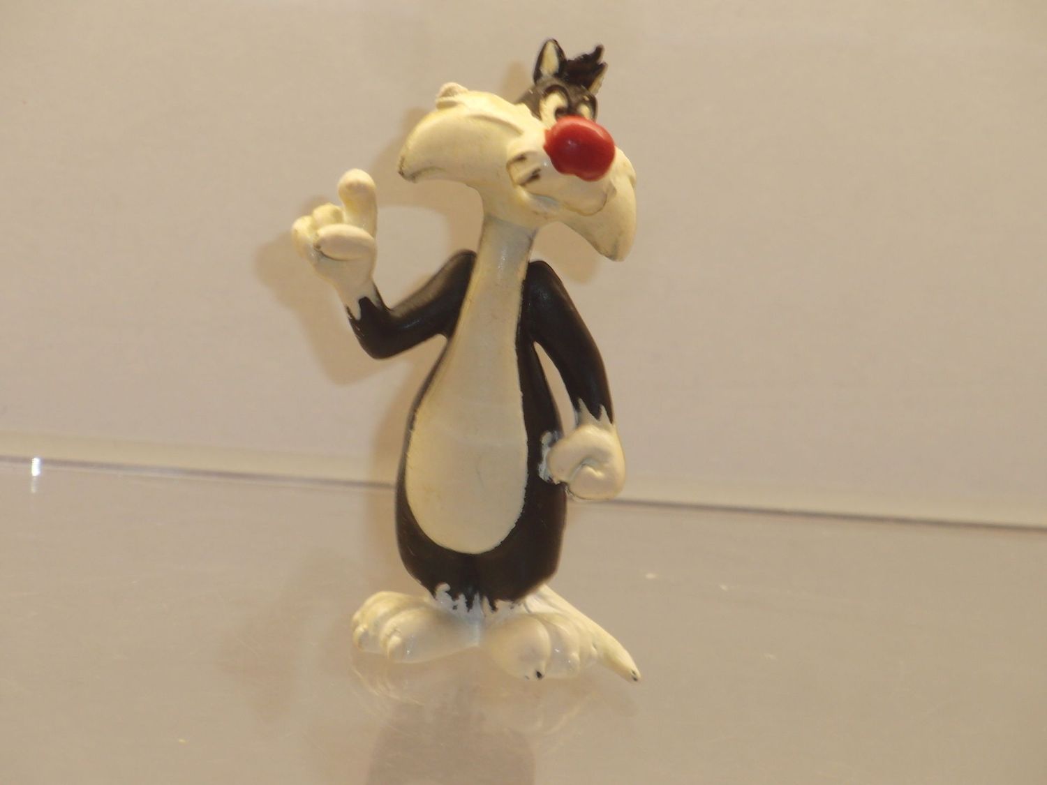 Bugs Bunny  & Co.: 90er Jahre: Sylvester rechte Hand gehoben