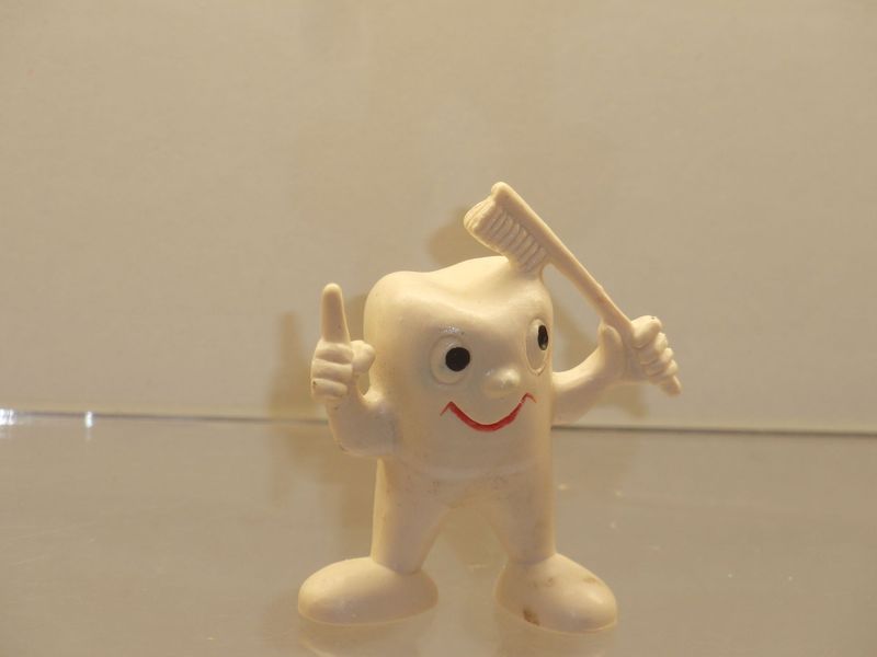 Werbefiguren: Zahn mit Zahnbürste von Schleich; 80er/90er Jahre Werbefiguren: Zahn mit Zahnbürste von Schleich; 80er/90er Jahre