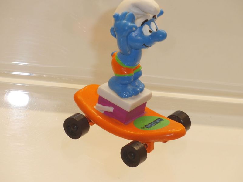 Werbeschlumpf Hardee's Schlumpf auf Startblock auf Skateboard Werbeschlumpf Hardee's Schlumpf auf Startblock auf Skateboard