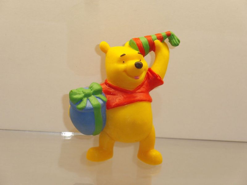 Disney's Winnie Puuh: Bully/Bullyland: Winnie Puuh feiernd mit Geschenk Disney's Winnie Puuh: Bully/Bullyland: Winnie Puuh feiernd mit Geschenk