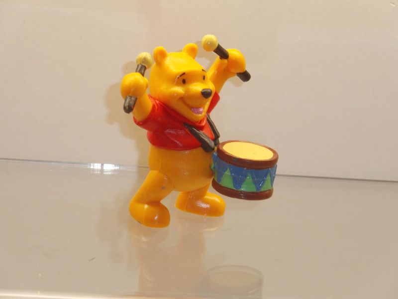 Disney's Winnie Puuh: Bully/Bullyland: Winnie Puuh mit Trommel Disney's Winnie Puuh: Bully/Bullyland: Winnie Puuh mit Trommel