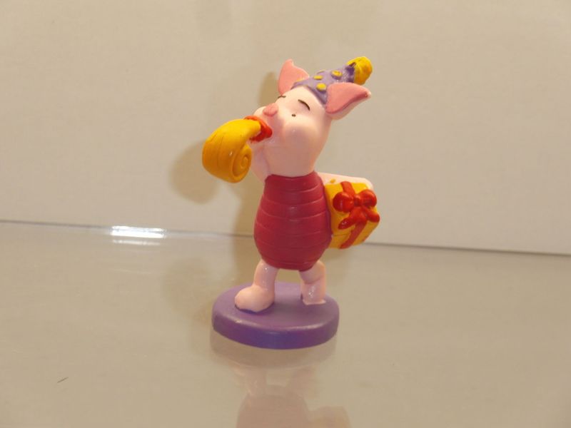 Disney's Winnie Puuh: Bullyland: Ferkel feiernd mit Geschenk Disney's Winnie Puuh: Bullyland: Ferkel feiernd mit Geschenk
