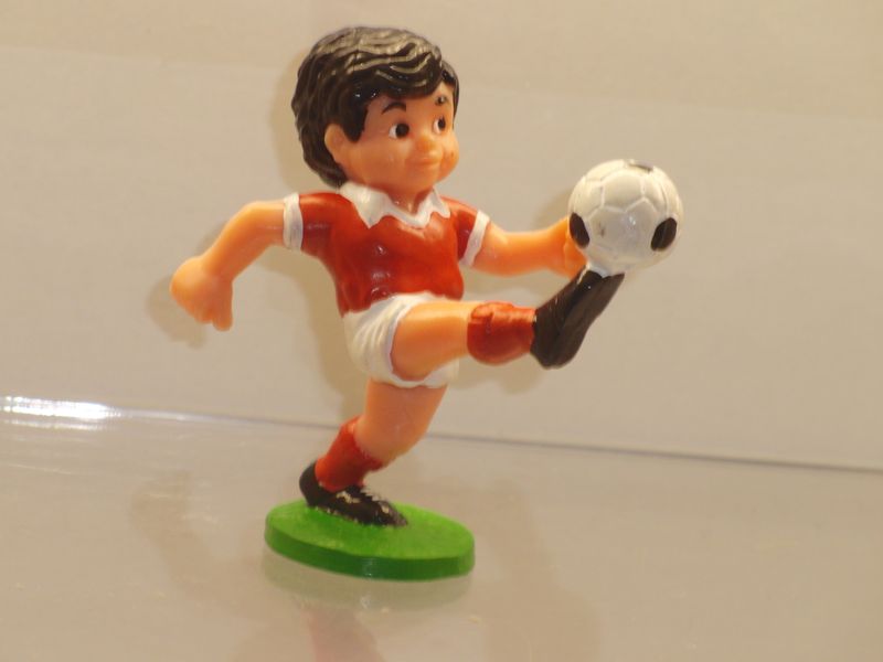 Sport Billy: Schleich 1985: Billy als Fußballer (schießend) Hemd rot Sport Billy: Schleich 1985: Billy als Fußballer (schießend) Hemd rot