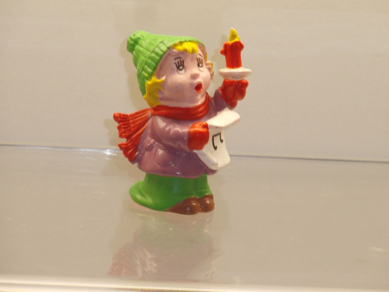 Santa + Friends: Schleich 1981: Junge mit Kerze singend (Kleberückstände auf Unterseite)