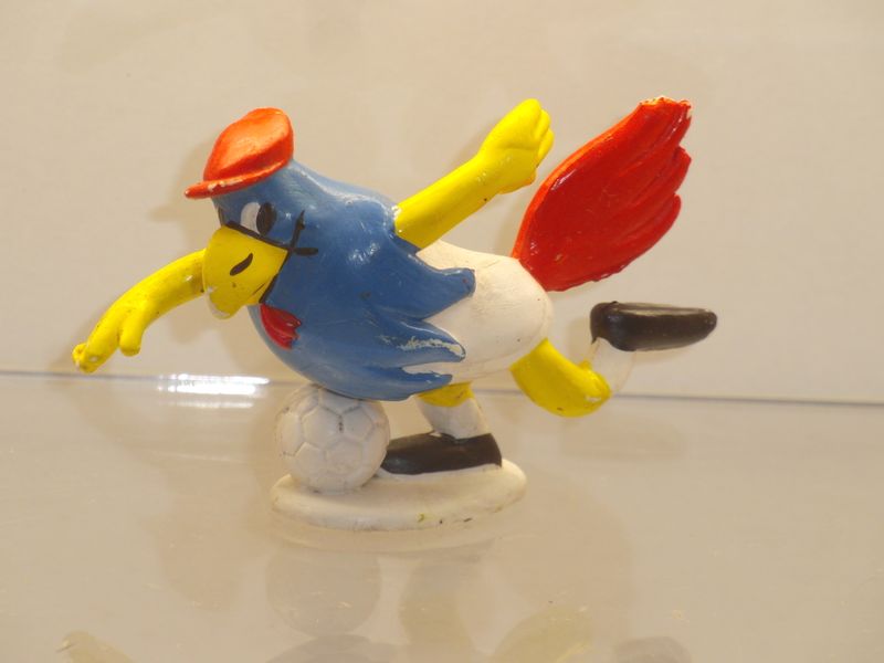 Galli: Schleich 1981: Galli als Fußballer (Beschädigung an den Schwanzfedern) Galli: Schleich 1981: Galli als Fußballer (Beschädigung an den Schwanzfedern)