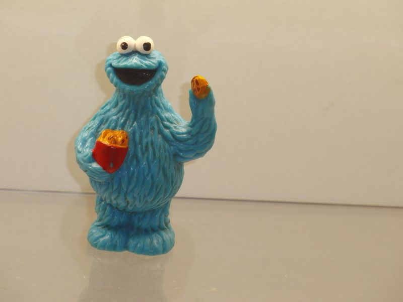Sesamstraße: ca. 90er Jahre: Krümelmonster mit Kekse und Dose Sesamstraße: ca. 90er Jahre: Krümelmonster mit Kekse und Dose
