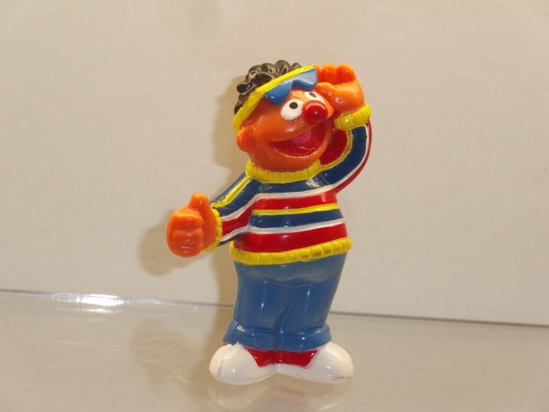 Sesamstraße: Mattel: ca. 90er Jahre: Ernie mit Sonnenbrille Sesamstraße: Mattel: ca. 90er Jahre: Ernie mit Sonnenbrille