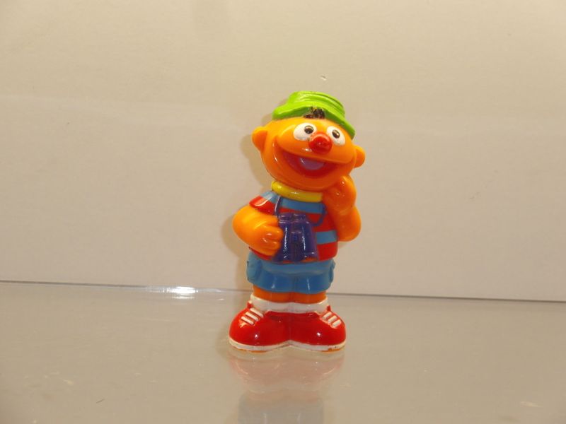 Sesamstraße: ca. 90er Jahre: Ernie mit Fernglas Sesamstraße: ca. 90er Jahre: Ernie mit Fernglas