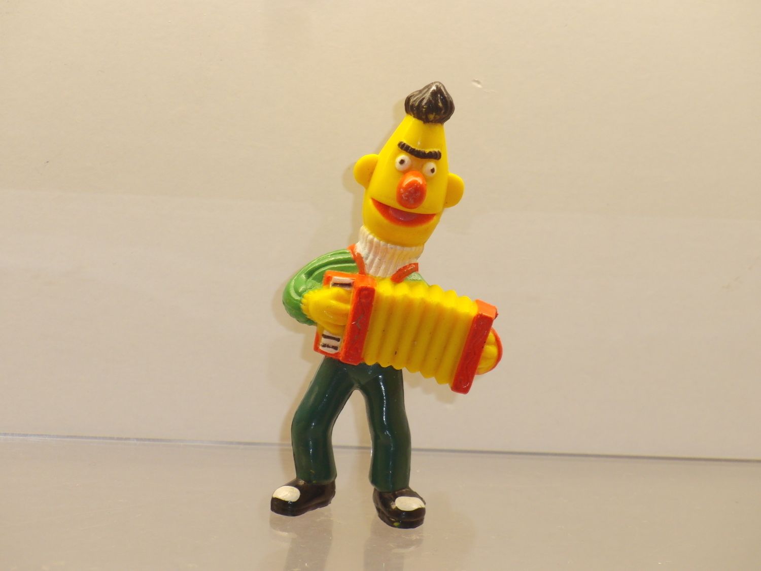 Sesamstraße: Tara Toys: Bert mit Ziehharmonika