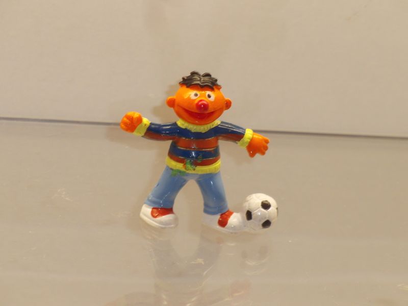 Sesamstraße: ca. 2000er Jahre: Mini Figur: Ernie mit Fußball Sesamstraße: ca. 2000er Jahre: Mini Figur: Ernie mit Fußball