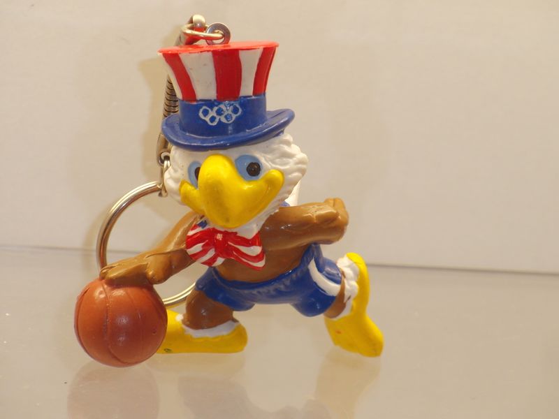 Werbefiguren: Olympische Spiele Los Angeles 1984: Maskottchen Sam als Basketballspieler (Schlüsselanhänger)